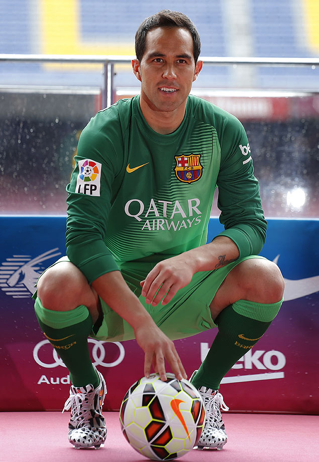 Goleiro da seleção chilena é apresentado pelo Barcelona 07/07/2014