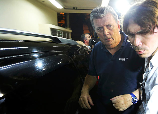 Ray Whelan (esq.)deixa distrito policial no Rio de Janeiro no ltimo dia 7
