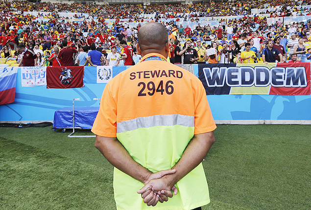 Os "stewards" devem ficar de costa para o gramado