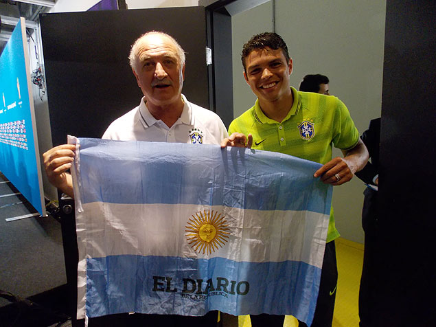 Luiz Felipe Scolari e Thiago Silva, da seleo brasileira, posam para foto com bandeira da Argentina