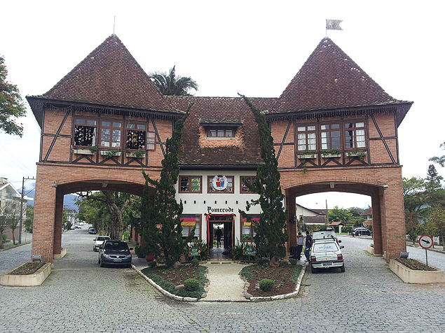 Portal da entrada sul de Pomerode (SC), cidade de 30 mil habitantes conhecida como "a mais alem do Brasil"
