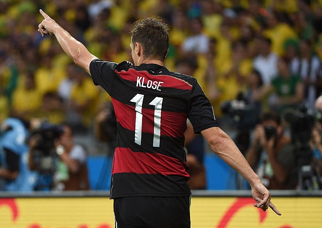 O atacante alemão Miroslav Klose comemora gol contra o Brasil, no Mineirão