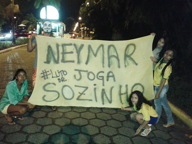 Felipe Santos, 21, vizinho de condomnio de Neymar no Jardim Acapulco, faz protesto aps goleada