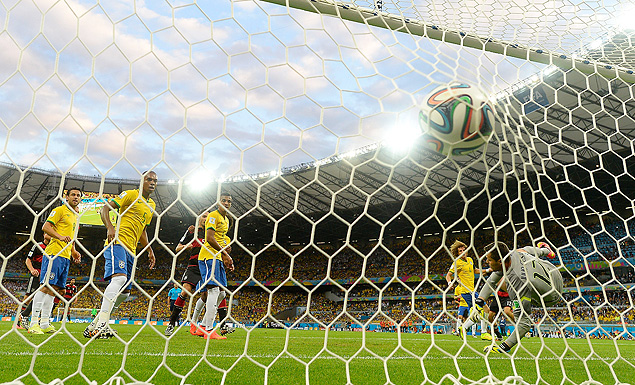 Thomas Mller marca o primeiro gol alemo na vitria por 7 a 1 sobre a seleo brasileira no Mineiro