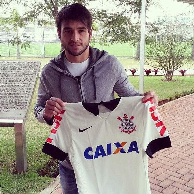 O meia uruguaio Lodeiro com a camisa do Corinthians