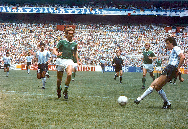 Jorge Valdano chuta para marcar o segundo gol da Argentina contra a Alemanha, na final da Copa de 1986 