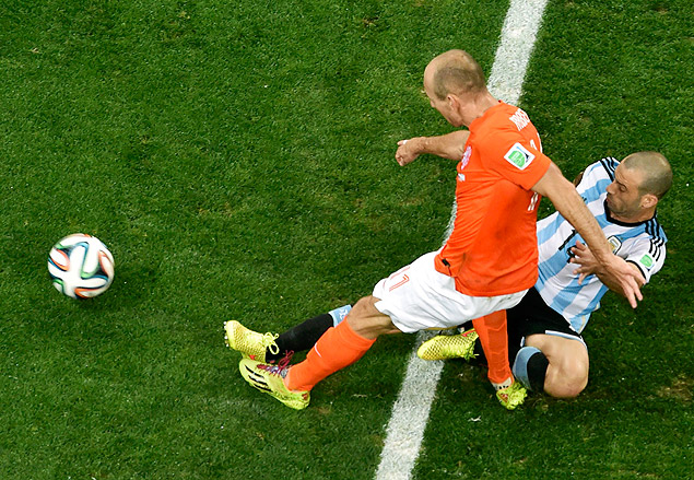 O argentino Mascherano salva a Argentina em carrinho sobre o holands Robben, no Itaquero