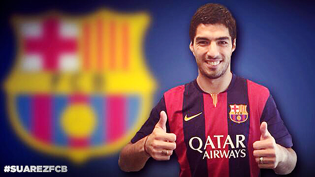 O atacante Luis Surez posa com a camisa do Barcelona no site do clube espanhol