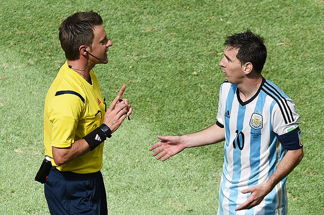 O rbitro Nicolas Rizzoli conversa com Messi durante jogo no estdio Man Garrincha