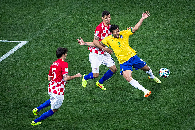 Fred cai e árbitro japonês marca pênalti para o Brasil contra a Croácia