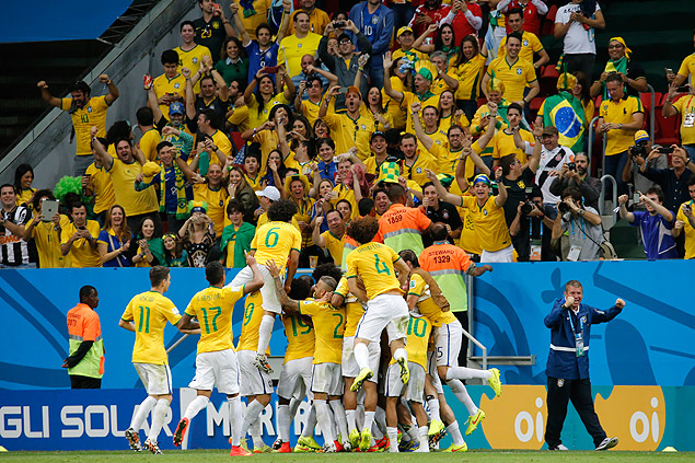 Jogadores da seleo comemoram o quarto gol do Brasil sobre Camares, marcado por Fernandinho