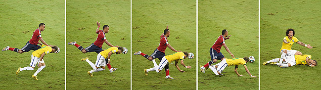 O colombiano Ziga acerta Neymar, que fraturou uma vrtebra no final do jogo contra a Colmbia