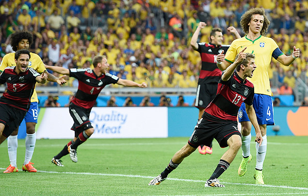 (140708) -- BELO HORIZONTE, julio 8, 2014 (Xinhua) -- El jugador Thomas Mller de Alemania, festeja su anotacin, durante el partido de Semifinales de la Copa Mundial de la FIFA Brasil 2014 ante Brasil, celebrado en el Estadio Mineirao, en Belo Horizonte, estado de Minas Gerais, Brasil, el 8 de julio de 2014. (Xinhua/Qi Heng) (ah) (dp)