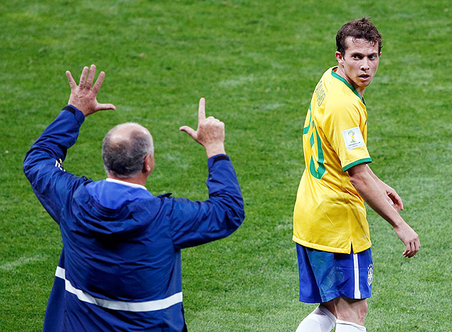 Bernard recebe uma orientao do tcnico Luiz Felipe Scolari durante a derrota para a Alemanha