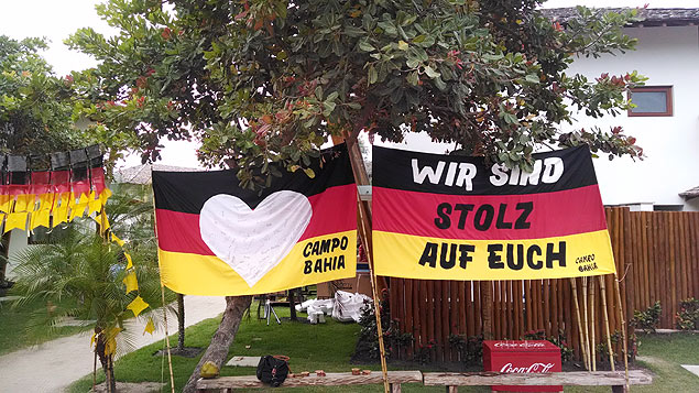 Na entrada do Campo Bahia, bandeira da Alemanha com frase em alemo aos jogadores: 