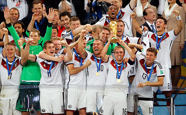 Jogadores da Alemanha comemoram a quarta conquista mundial no Maracan