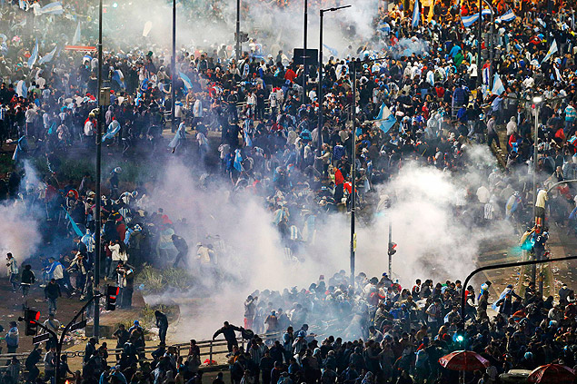 Confronto entre torcedores e policiais em Buenos Aires na noite de domingo, aps a final da Copa