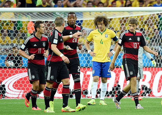 O zagueiro David Luiz lamenta um dos sete gols da seleo alem