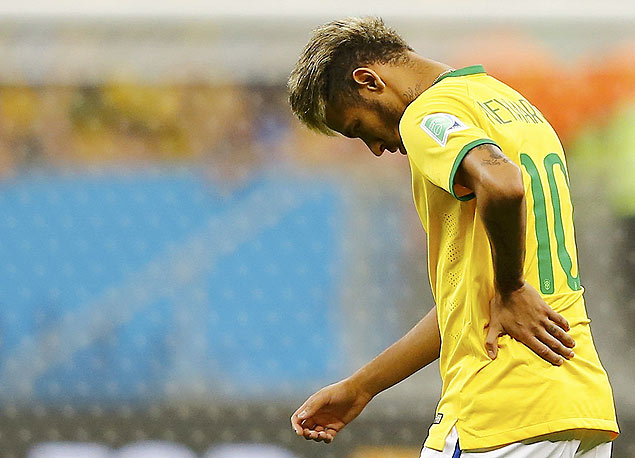 O atacante Neymar no gramado aps derrota da seleo brasileira para a Holanda