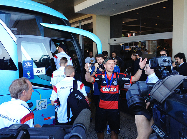 O jogador alemo Podolski deixa o hotel vestindo camisa do Flamengo e embarca no nibus rumo ao aeroporto