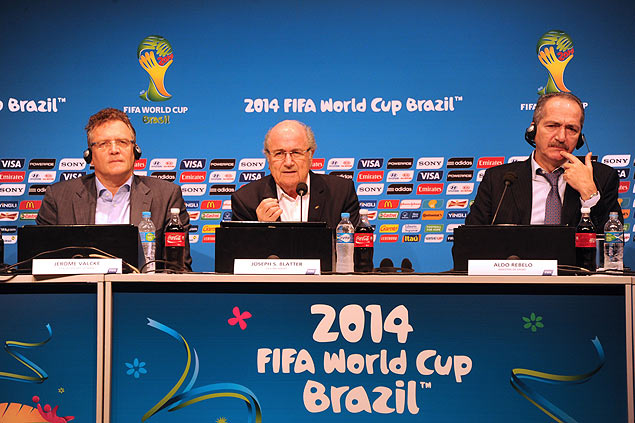 Joseph Blatter (centro) participa de entrevista ao lado de Valcke e Aldo Rebelo