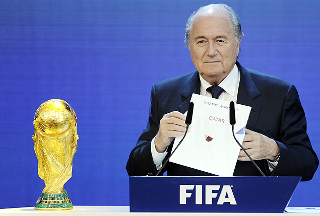 Futebol: o presidente da FIFA, Joseph Blatter mostra papel com o nome do Qatar, durante cerimnia de anncio da sede para a Copa do Mundo de 2022, em Zurique (Sua). *** (FILES) - A file picture taken on December 2, 2010 shows FIFA President Sepp Blatter holding up the name of Qatar during the official announcement of the 2022 World Cup host country at the FIFA headquarters in Zurich. FIFA president Sepp Blatter on May 15, 2014 said it was a mistake to choose Qatar in the Middle East to host the 2022 World Cup because of the country's searing summertime climate. AFP PHOTO / PHILIPPE DESMAZES ORG XMIT: FBL035