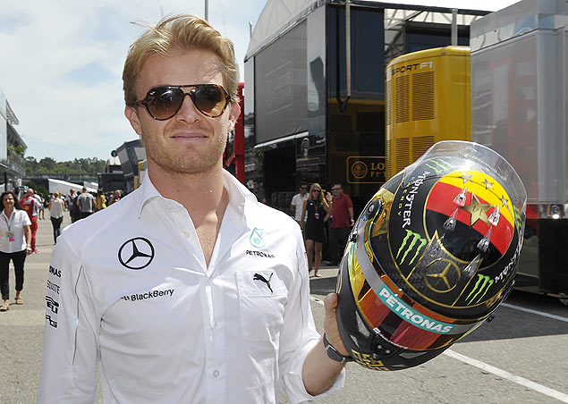 Nico Rosberg segura o capacete com estrela pintada no lugar da taa 