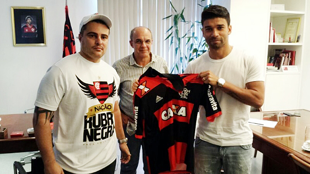 Eduardo Costa na Gvea para assinar contrato com o Flamengo 