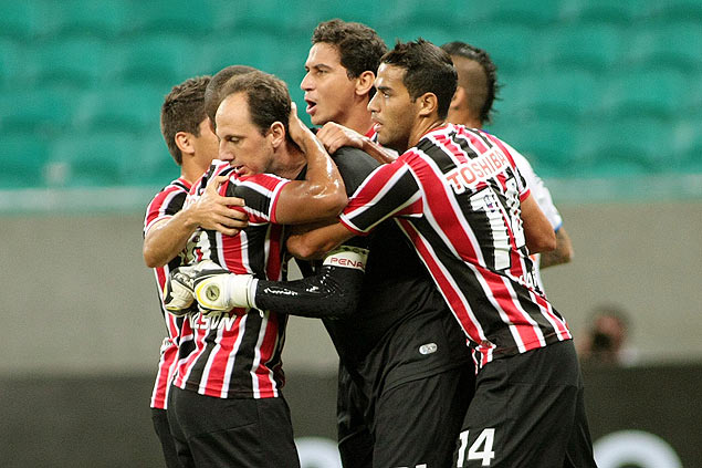 Jogadores do So Paulo festejam um dos gols sobre o Bahia, na Fonte Nova