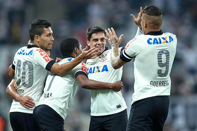 Jogadores do Corinthians comemoram um dos gols sobre o Internacional, no Itaquero