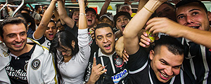 Torcedores do Corinthians no metrô em direção ao Itaquerão, antes de jogo contra o Inter-RS (Apu Gomes/Folhapress) Torcedores do Corinthians no metrô em direção ao Itaquerão, antes de jogo contra o Inter-RS (Apu Gomes/Folhapress)