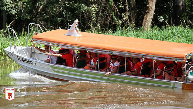 Torcedores viajam de barco para ver jogo do Princesa do Solimes fora de casa, pelo Amazonense