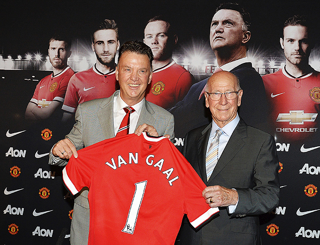 Louis van Gaal (esq.)  apresentado por Bobby Charlton no Manchester United