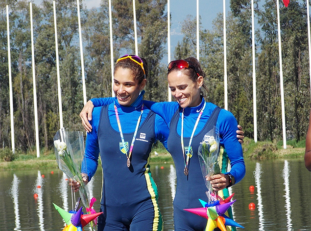 As remadoras Beatriz Cardoso e Fabiana Beltrame comemoram medalha de bronze no Mxico