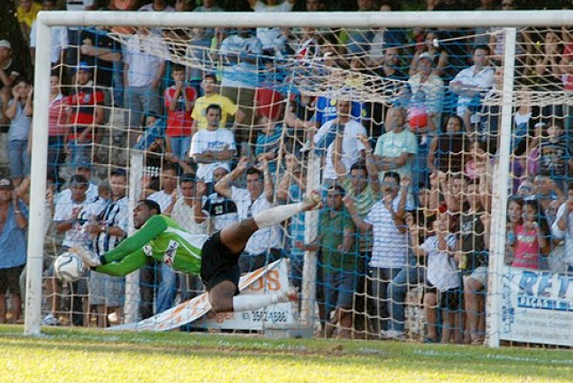 Goleiro faz defesa durante jogo do Campeonato Sul-Mato-Grossense