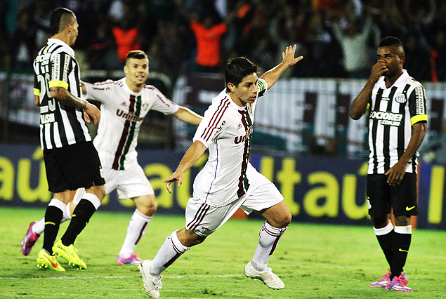 O meia argentino Conca comemora um gol pelo Fluminense