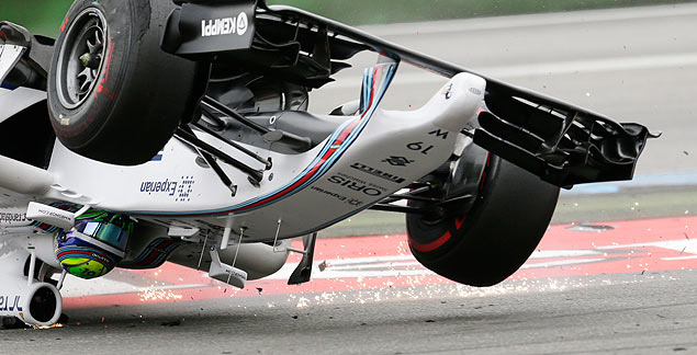Piloto brasileiro Felipe Massa, da Williams, capota logo aps a largada no GP da Alemanha de F-1