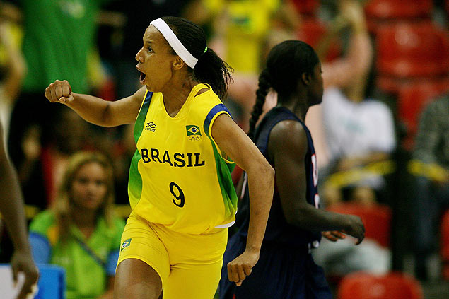 Janeth Arcain comemora uma cesta para a seleo brasileira no Pan-Americano de 2007, no Rio