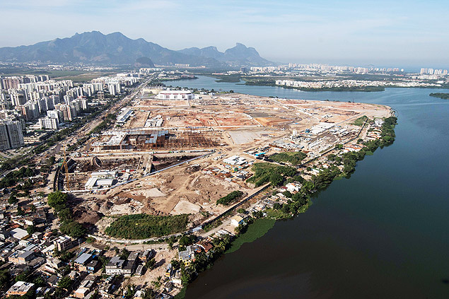 Imagem area da construo do Parque Olmpico da Barra em 28 de junho deste ano