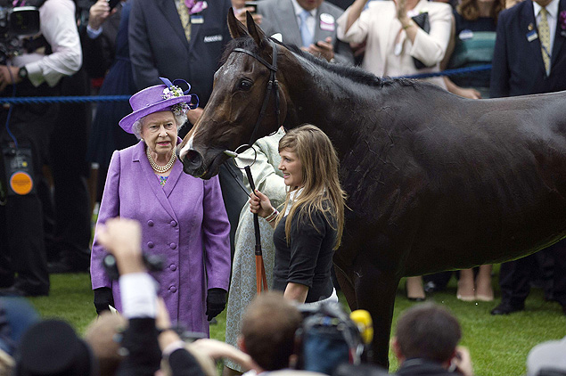 A rainha Elizabeth 2ª posa ao lado do cavalo Estimate após a vitória na Gold Cup de 2013