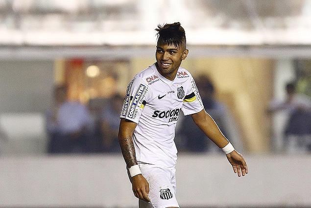 O atacante Gabriel sorri durante um jogo do Santos