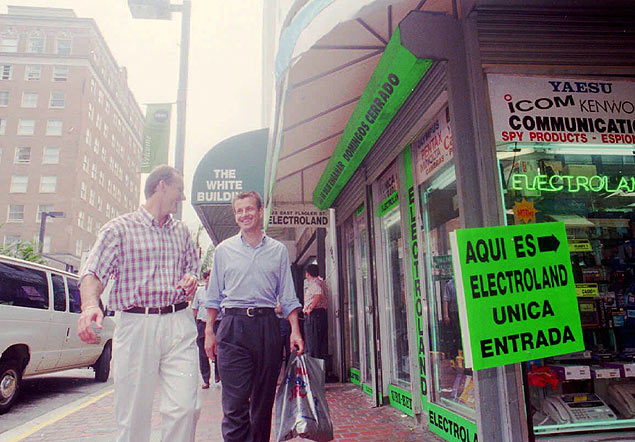 Taffarel e Dunga passeiam por Miami durante folga da seleo, em 1997