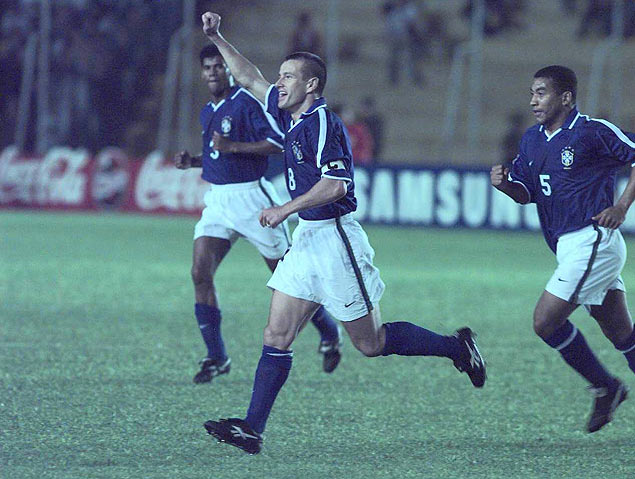 Dunga comemora gol do Brasil contra a Colmbia seguido por Mauro Silva na Copa Amrica de 1997