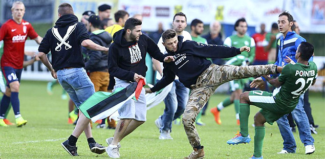 Jogador do Maccabi Haifa  agredido por manifestante pr-Palestina em jogo na ustria