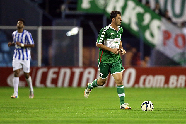 Felipe Menezes conduz bola durante jogo contra o Avaí