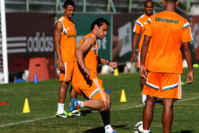 Fred participa de treino com companheiros nas Laranjeiras, no Rio