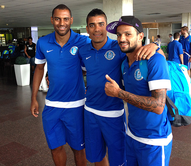 Douglas, Lo Mattos e Matteus, do Dnipro, posam para foto antes da estreia da liga ucraniana