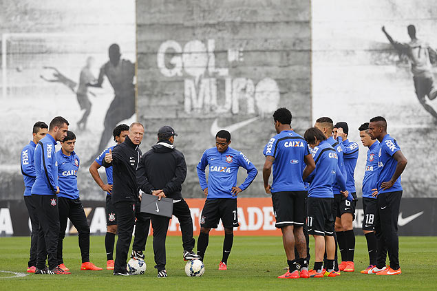 Mano Menezes conversa com jogadores antes do treino do Corinthians