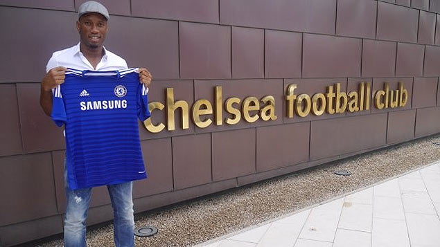 Didier Drogba posa com camisa do Chelsea aps acertar retorno ao clube londrino