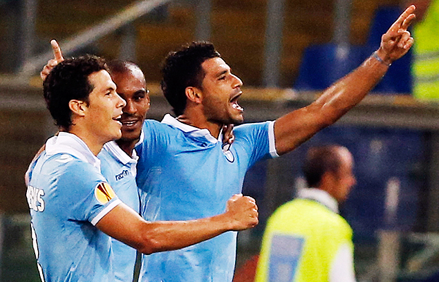 Ederson comemora com Hernanes (dir.) gol marcado pela Lazio em 2012